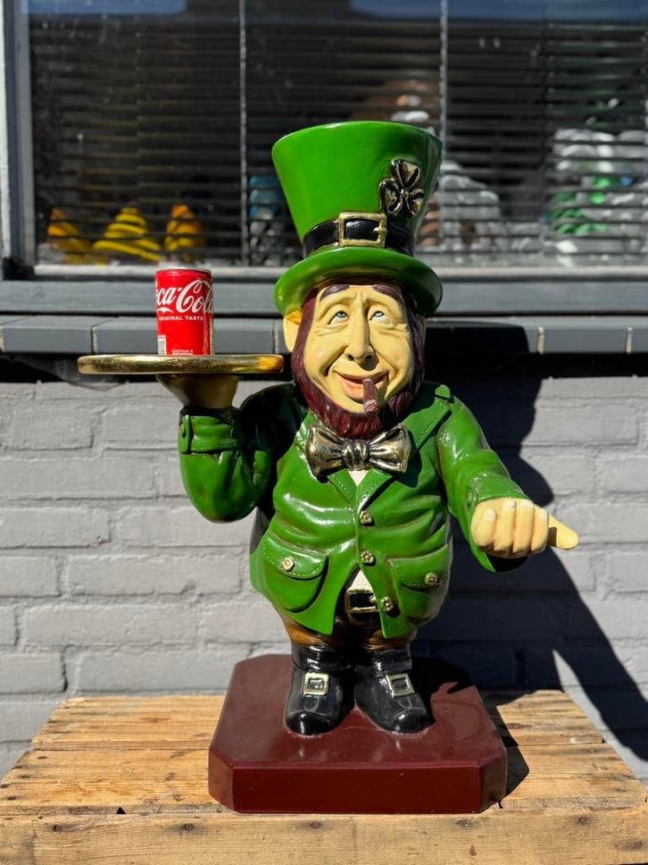 Ierse Leprechaun beeld met dienblad en asbak