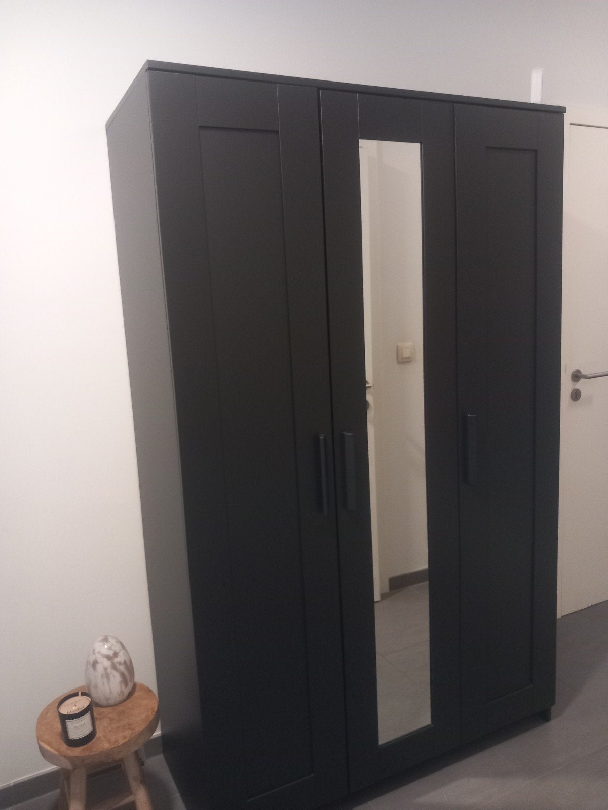 Zwarte kast met spiegel, Enlèvement