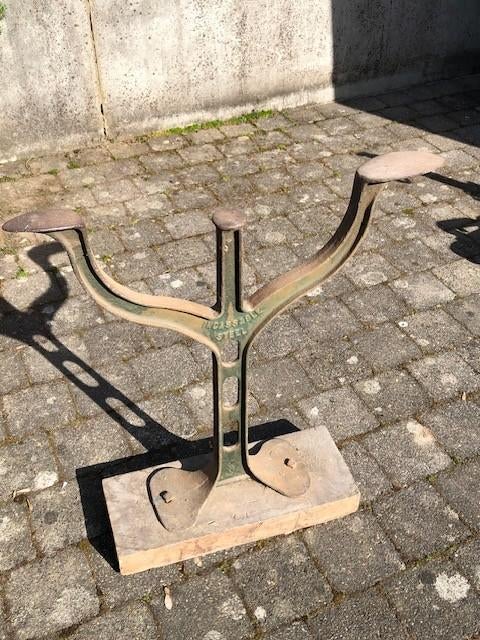 Aambeeld van de schoenmaker, Ophalen