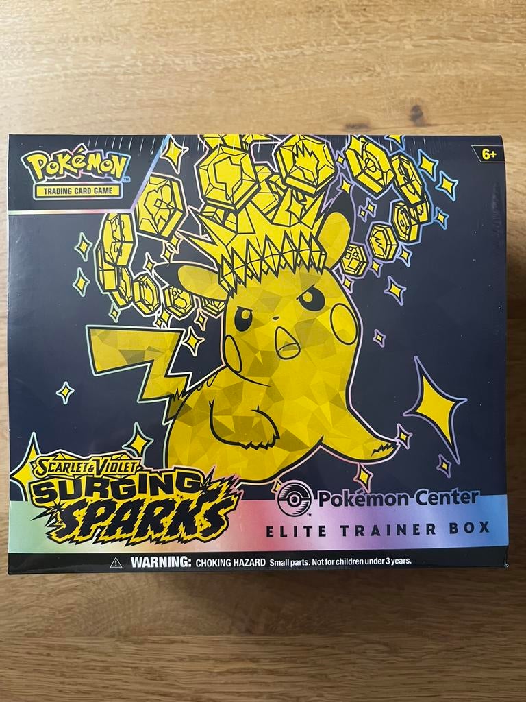 Pokémon Center Surging Sparks ETB (Sealed) bundel x3, Ophalen, Zo goed als nieuw