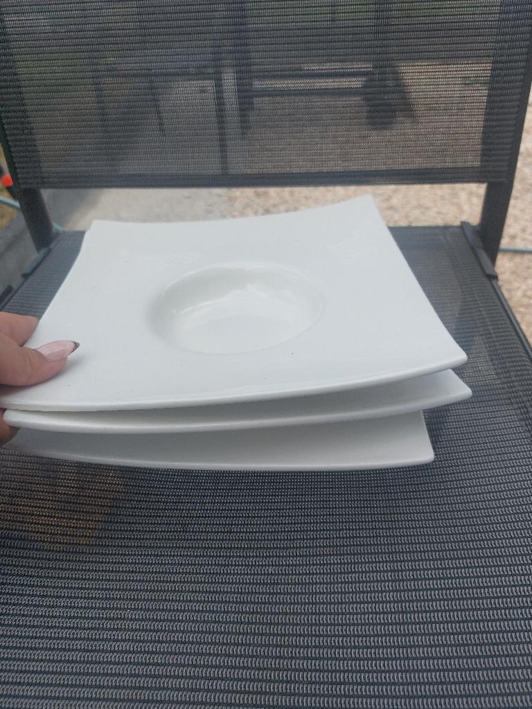 Assiettes carrées blanches design, Maison & Meubles, Cuisine | Vaisselle, Comme neuf, Assiettes(s), Autres styles, Céramique, Enlèvement ou Envoi