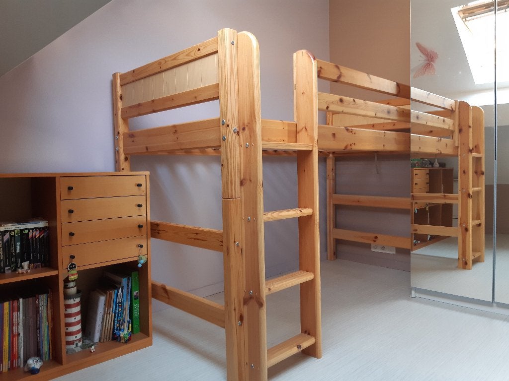 Lit surélevé 90 x 200 cm en bois de marque FLEXA, Kinderen en Baby's, Kinderkamer | Bedden, Zo goed als nieuw, 180 cm of meer