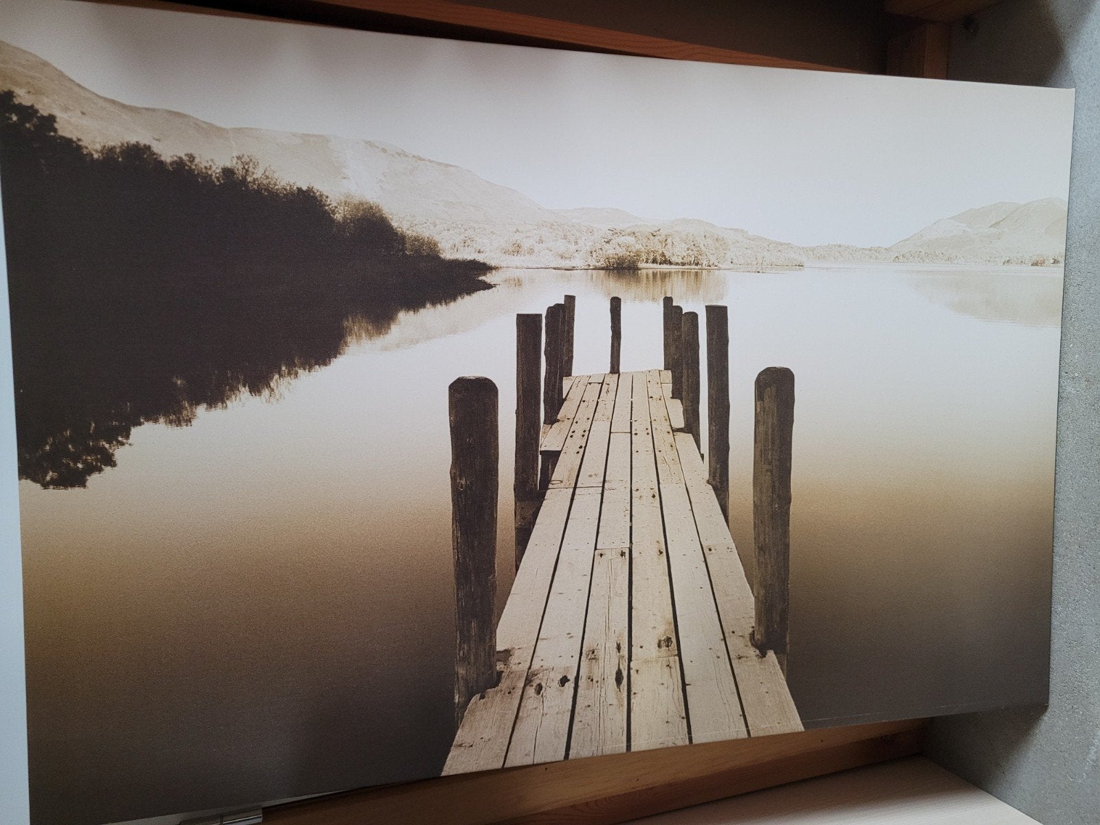 IKEA PJÄTTERYD Canvas Schilderij Steiger Sepia (118 x 78cm), Ophalen, Overige typen, Zo goed als nieuw, 100 tot 125 cm
