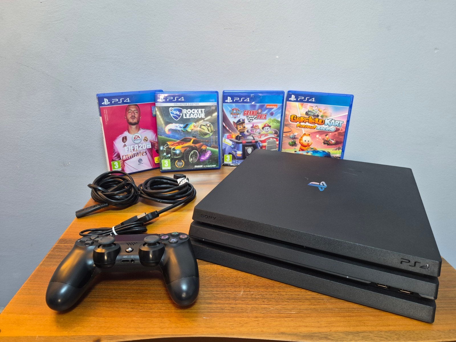 Playstation 4 Pro 1000Gb 4 Jeux 1 manette, Enlèvement ou Envoi, Avec 1 manette, Utilisé, 1 TB