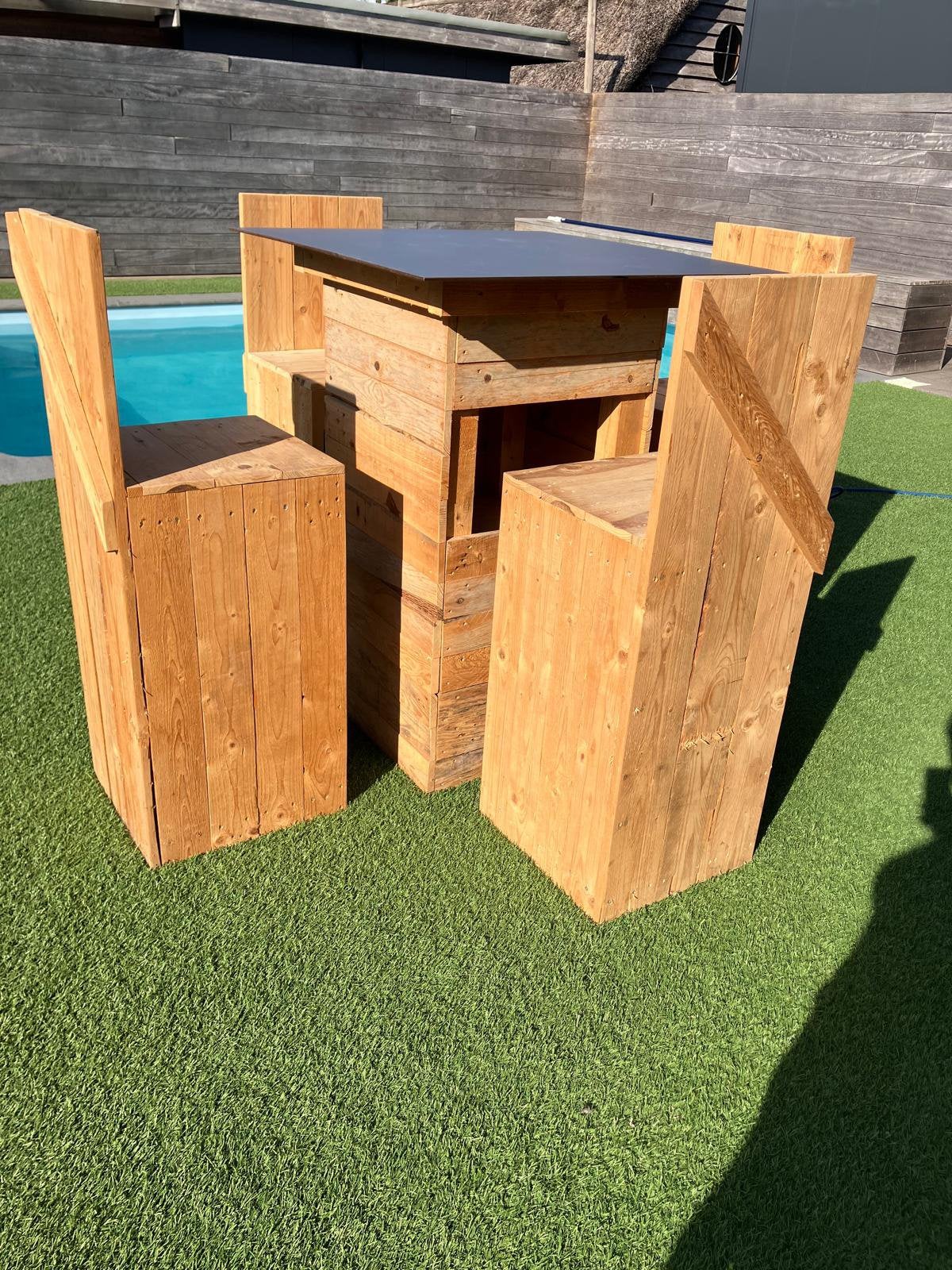 Staantafel en 4 hoge krukken uit hout, Tuin en Terras, Tuinsets en Loungesets, Ophalen, Gebruikt, Hout