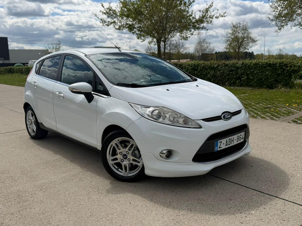 Ford fiesta titanium reeds gekeurd v verkoop proper wagen, Auto's, Bluetooth, Euro 5, Wit, Particulier