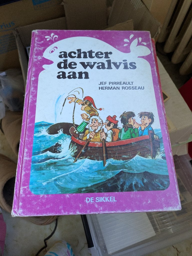 Achter de walvis aan, Boeken, Ophalen of Verzenden, Gelezen, Fictie