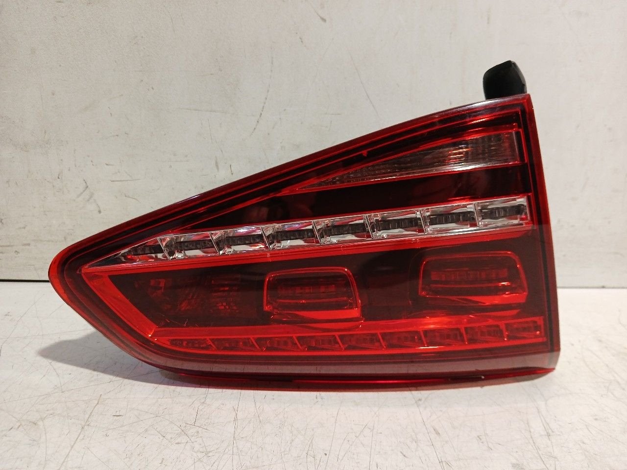 Achterlicht kofferdeksel achterklep links Volkswagen Golf, Onderdelen@venauto.nl, Van der Ven Autorecycling B.V., Gebruikt, Ettenseweg 76, 4706 PB Roosendaal, The Netherlands