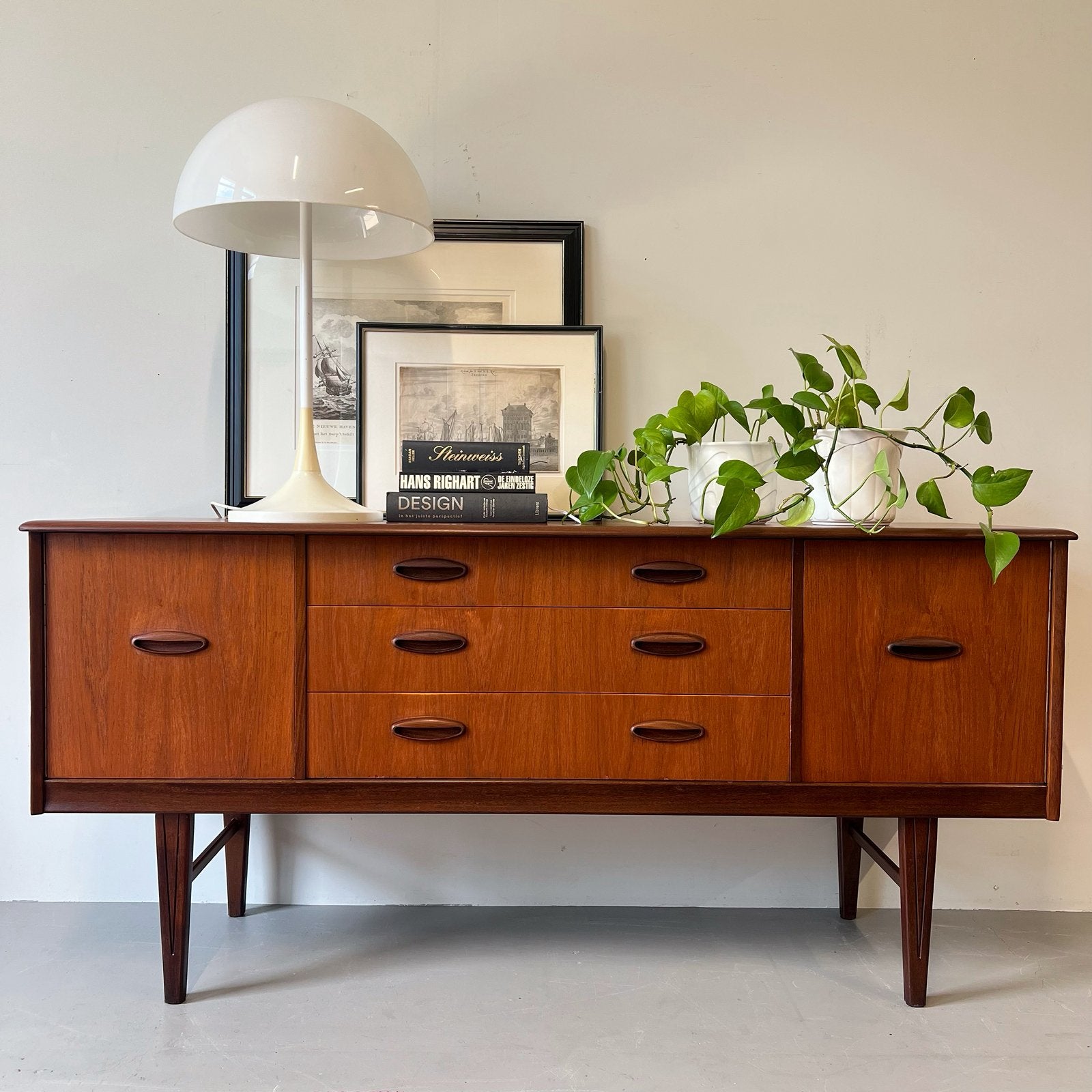 Vintage compact dressoir, sideboard •Avalon UK•, Huis en Inrichting, Kasten | Dressoirs, Gebruikt, Ophalen of Verzenden