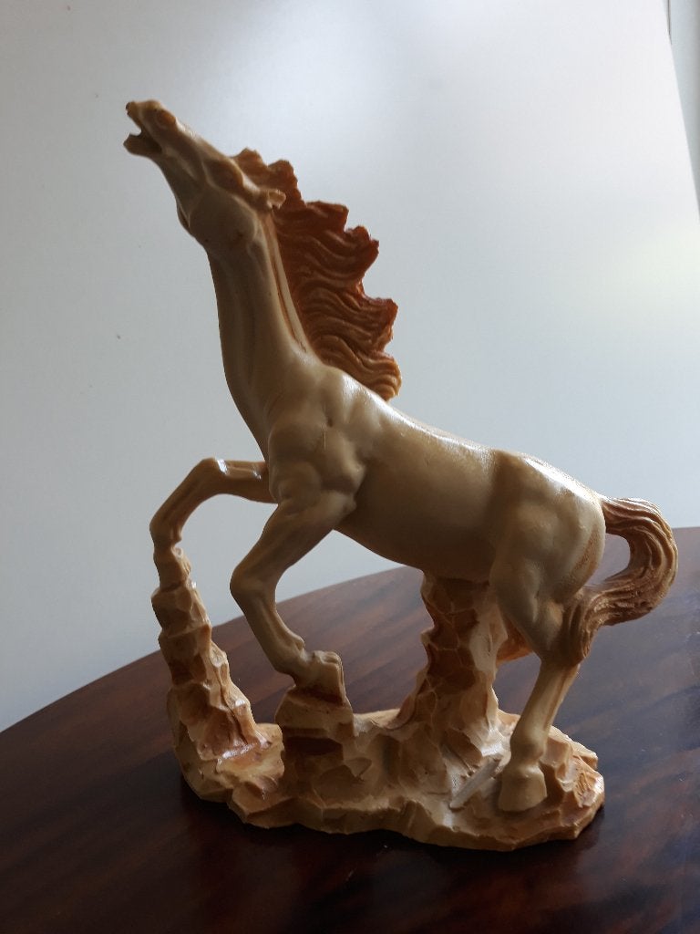 Vintage sculptuur beeld steigerend paard  H:29 L:24 ivoorkl., Ophalen