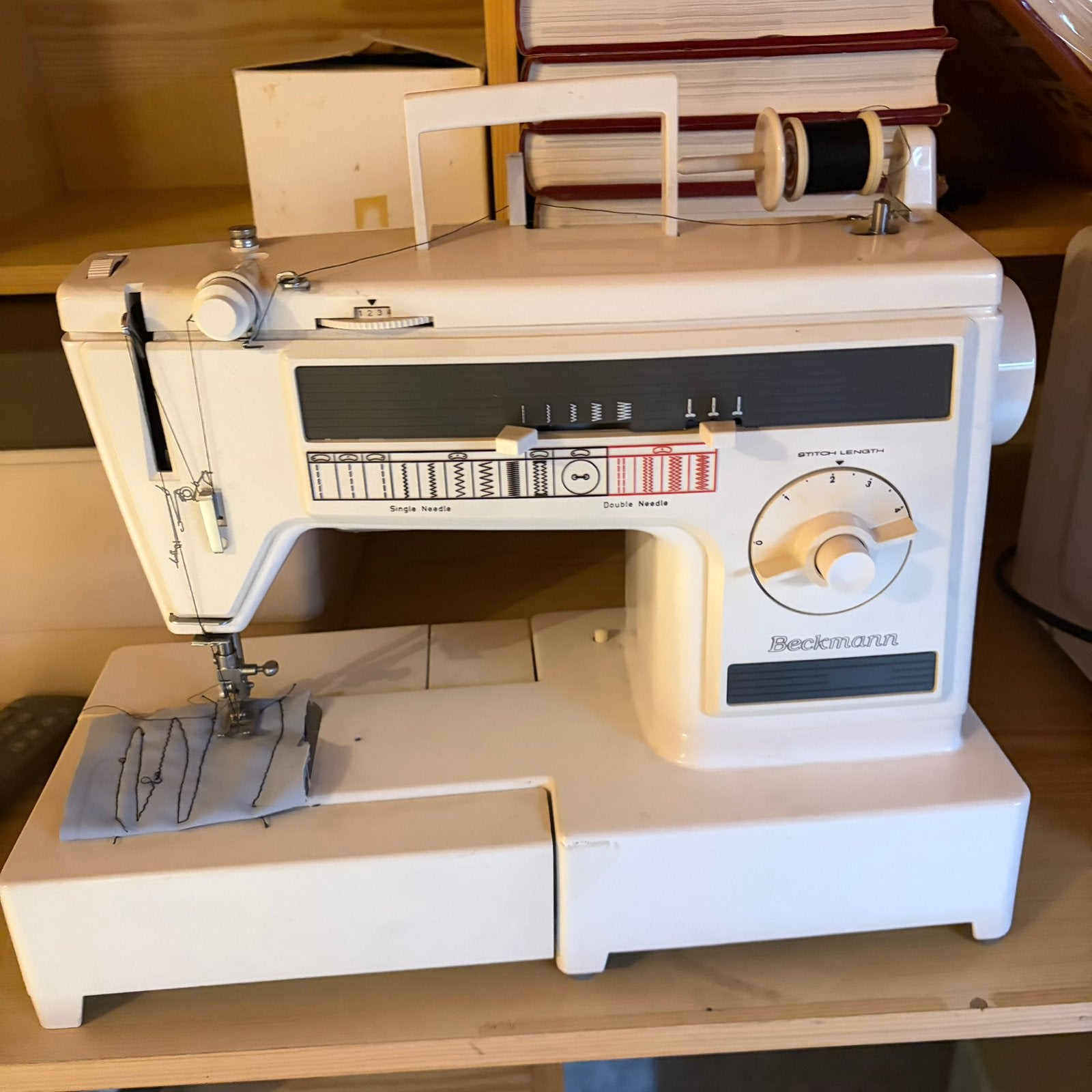 BECKMANN NAAIMACHINE + GROTE SET NAAIGERIEF – WERKEND, Hobby & Loisirs créatifs, Enlèvement, Utilisé, Machine à coudre, Autres marques