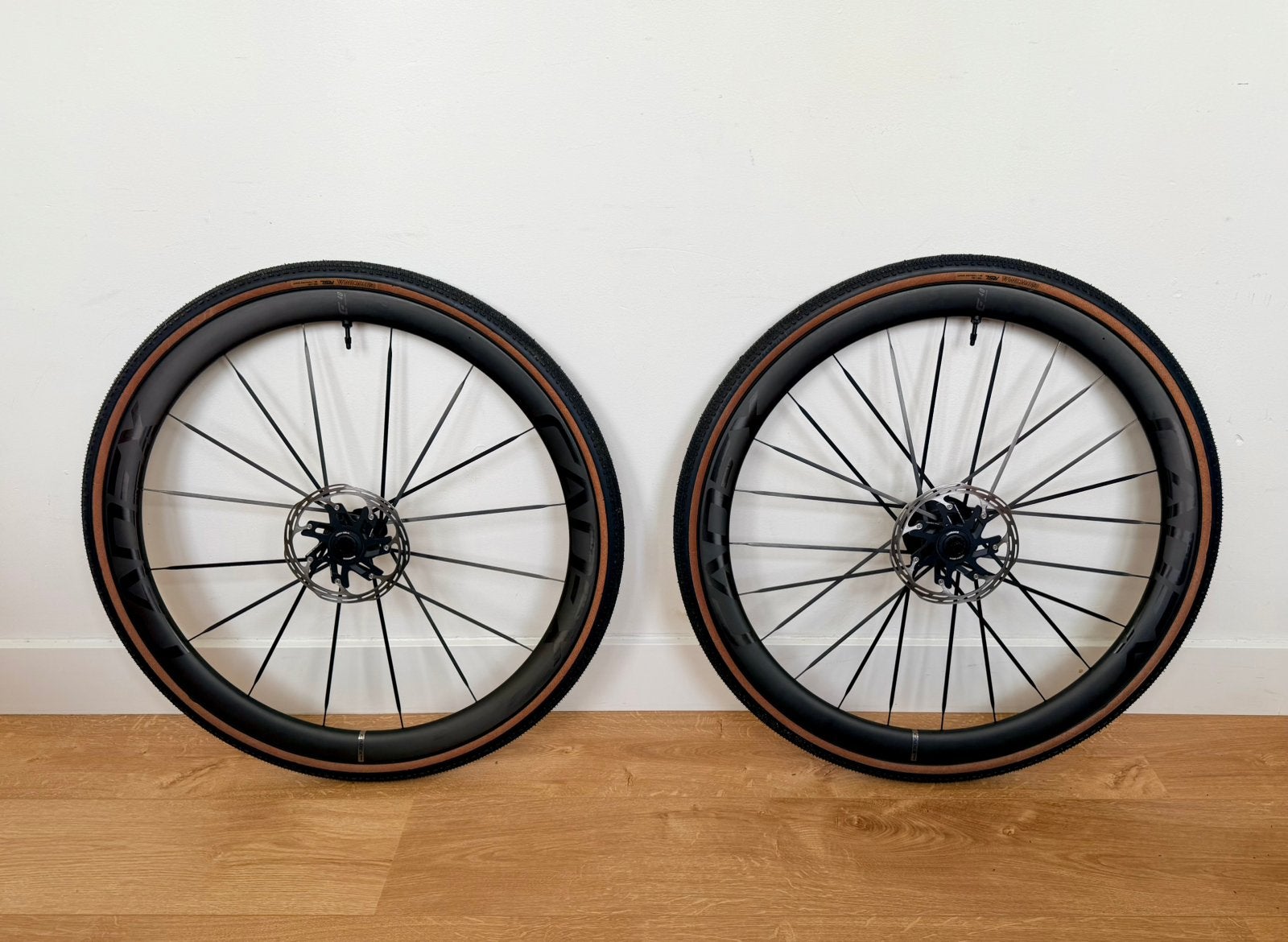 Cadex MAX 40 Tubeless wielset, NIEUW, incl. banden, Fietsen en Brommers, Fietsonderdelen, Ophalen of Verzenden, Nieuw, Carbon