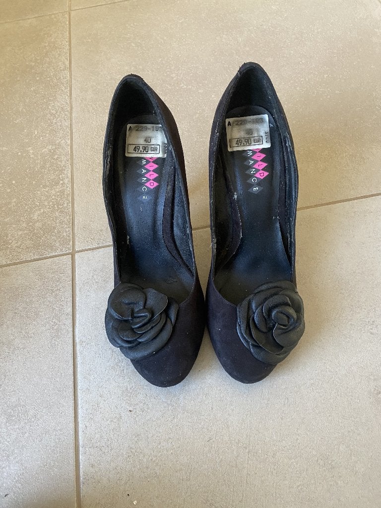 Zwarte suede look pumps met bloem, Enlèvement ou Envoi, Escarpins, Porté, Noir