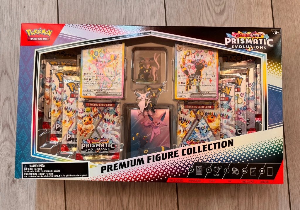 Pokémon Scarlet & Violet Prismatic Evolutions Premium Collec, Hobby en Vrije tijd, Verzamelkaartspellen | Pokémon, Nieuw, Boosterbox