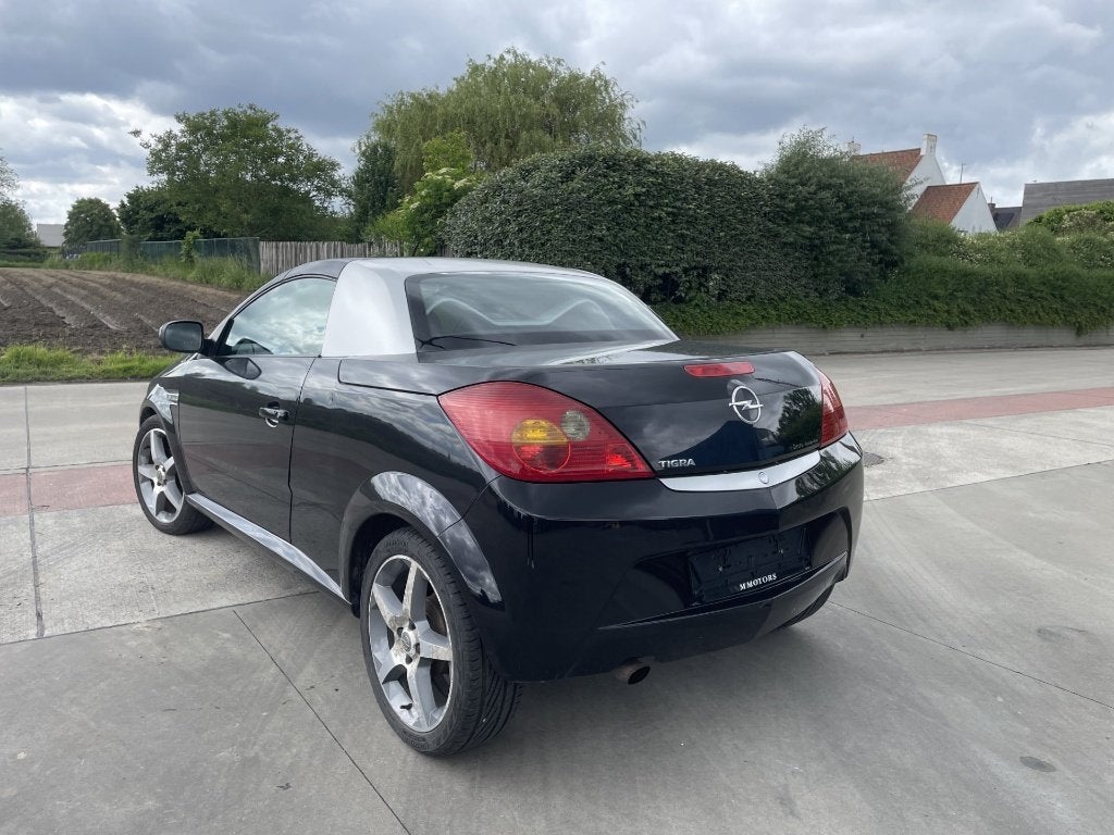 Opel Tigra 1.4 Benzine 143 000 km *2008*, Auto's, Opel, Voorwielaandrijving, Lederen bekleding, Leder, Bedrijf
