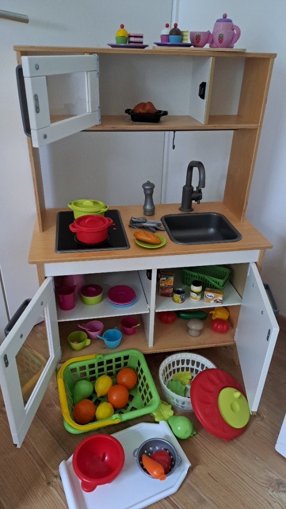 Belle kitchenette Ikea avec beaucoup d'ustensiles de cuisine, Enfants & Bébés, Enlèvement, Utilisé, Bois, Jouer à la cuisine