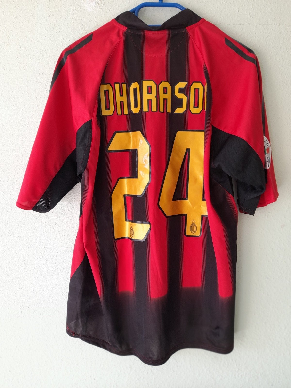voetbal shirt rood en zwart, Sport en Fitness, Voetbal, Maat M, Ophalen, Shirt
