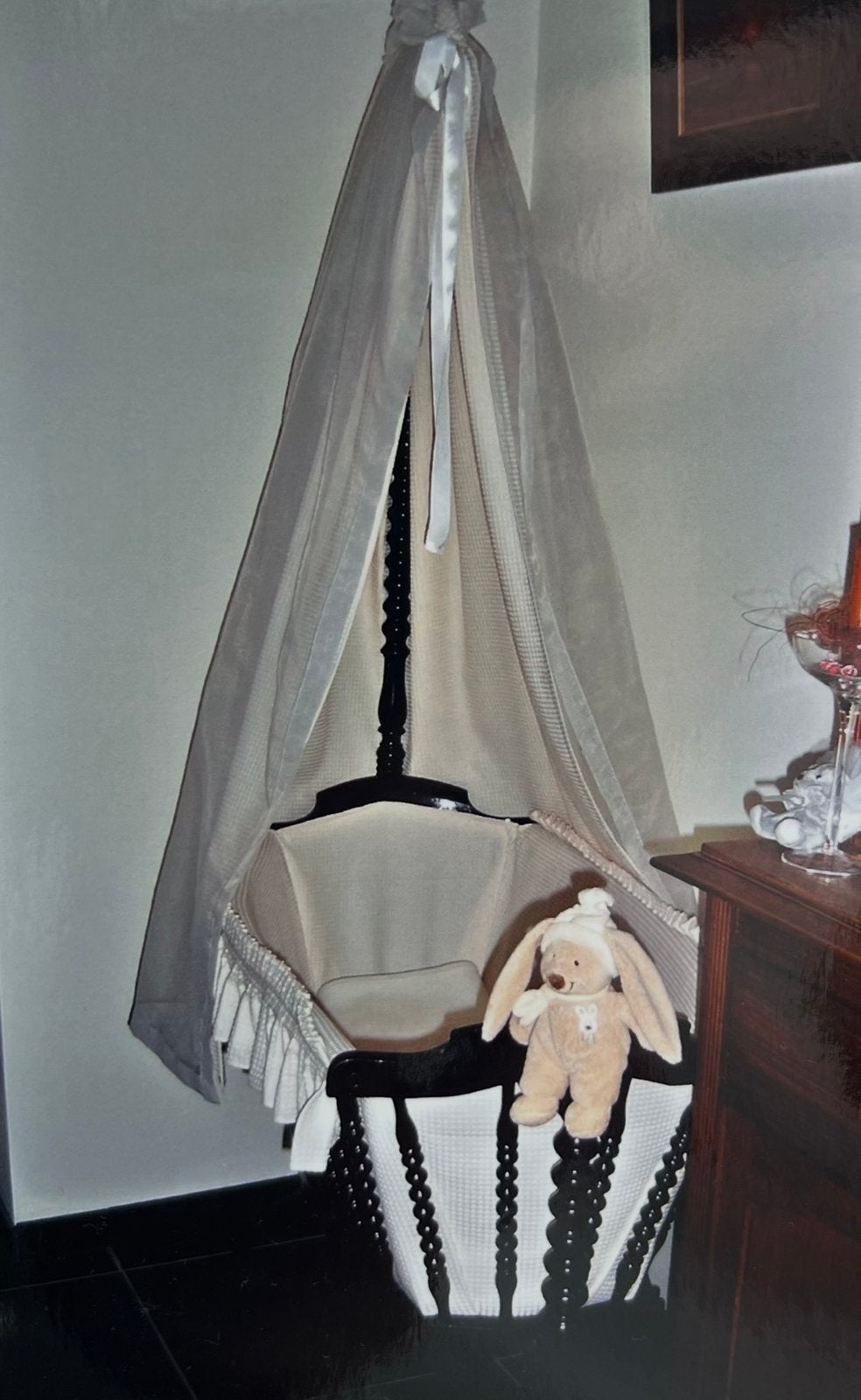 Ouderwetse wieg in hout met bekleding, Kinderen en Baby's, Babywiegjes en Ledikanten, Ophalen, Gebruikt, Wieg