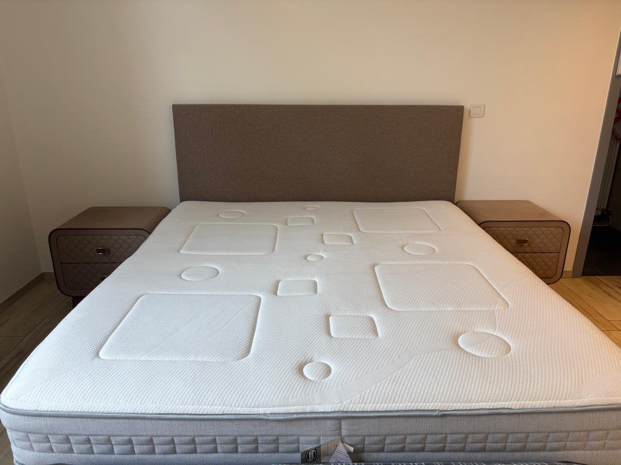 Lit double 180  200 avec matelas et 2 tables de chevet