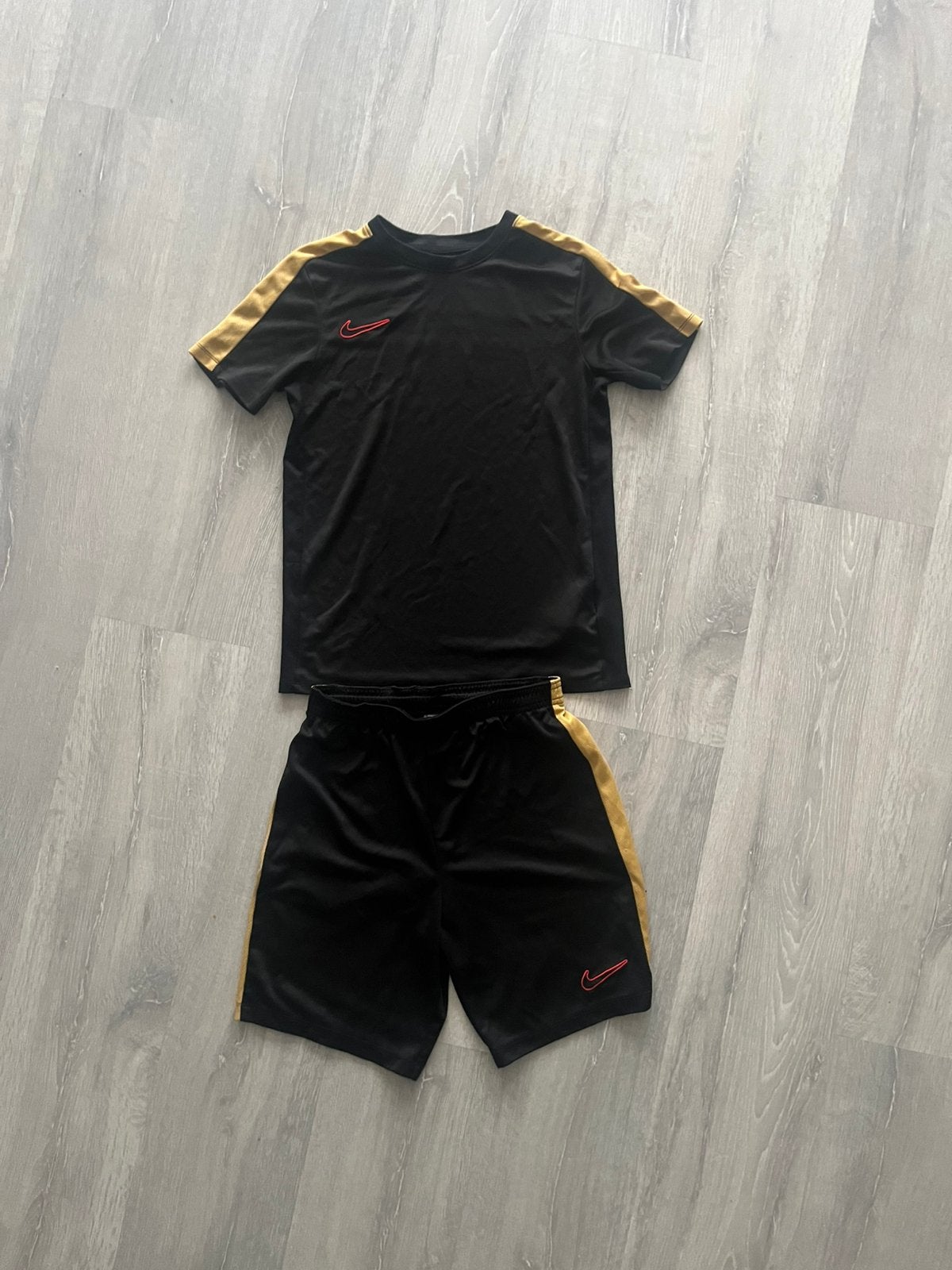 Nike set t-shirt en short, Vêtements | Hommes, Packs de vêtements pour hommes, Enlèvement, Comme neuf