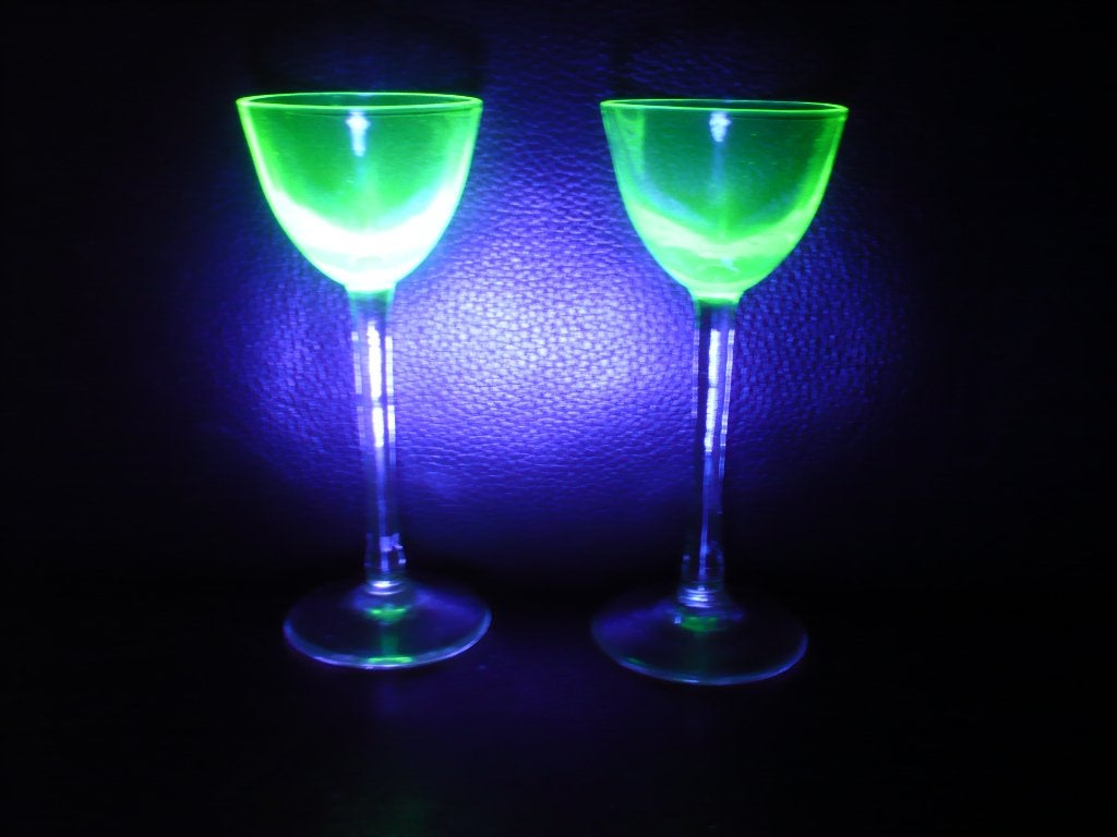 2 borrelglaasjes art deco uraniumglas anna groen glas, Antiek en Kunst, Ophalen of Verzenden