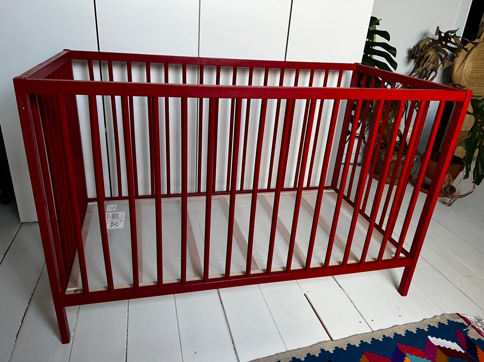 rood, houten babybedje, Kinderen en Baby's, Ophalen, Zo goed als nieuw