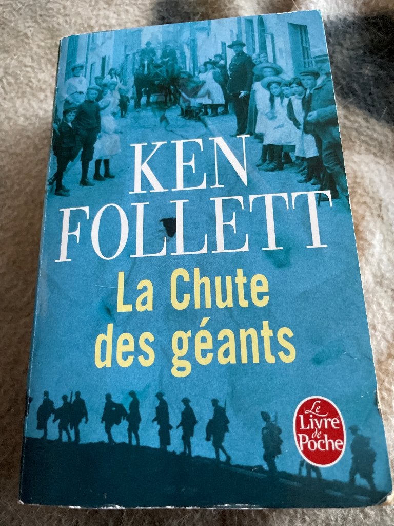 Livre Ken Follet La chute des géants, Gelezen, België, Ken Follett., Ophalen of Verzenden