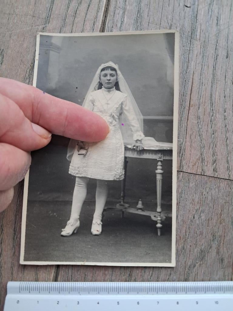 Ancienne photo de communion d'une jeune fille prise à Lierre, Enlèvement ou Envoi