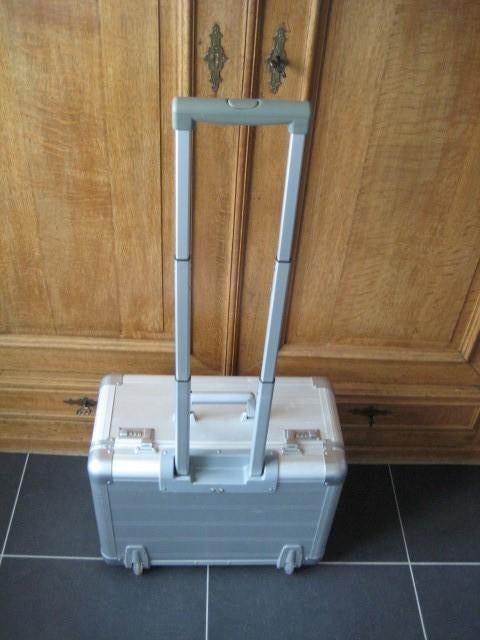 2 X Aluminium piloten koffers op wieltjes, Ophalen of Verzenden, Nieuw, Uitschuifbare handgreep