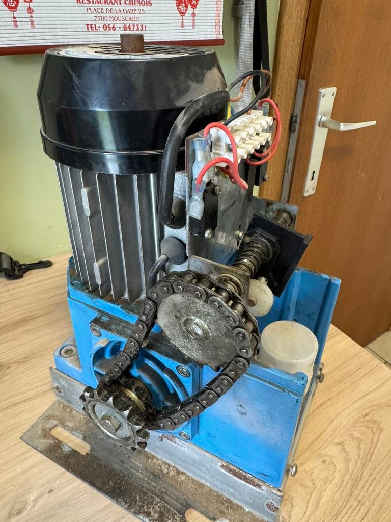 Moteur porte sectionnelle atelier, Enlèvement, Utilisé, Moteur électrique, Moins de 1400 tpm