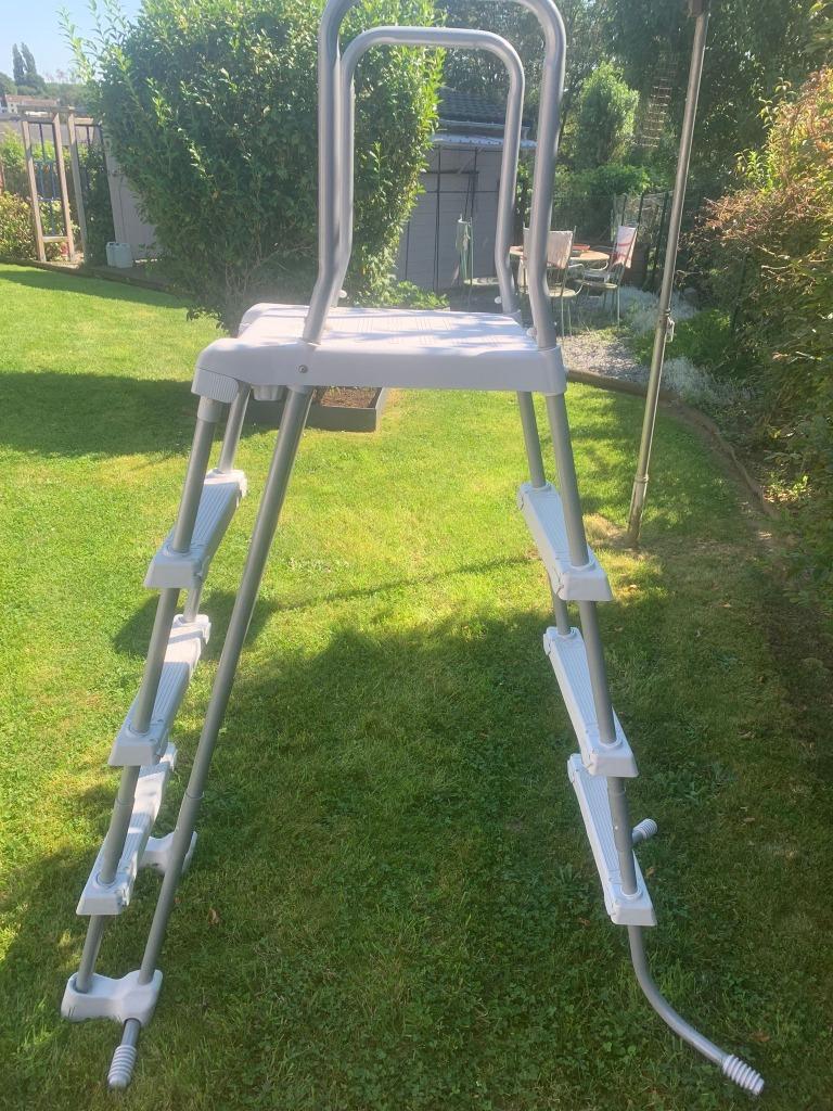 Echelle de piscine hors sol Intex, Jardin & Terrasse, Piscines, Comme neuf, Enlèvement, Autres types, 120 cm ou plus
