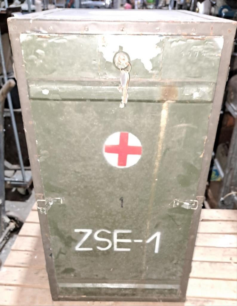 Kast kasten voorraadkasten rode kruis leger, Ophalen of Verzenden