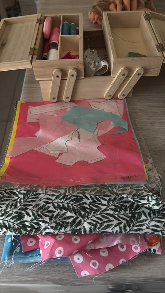 Tissus - patrons - boite a couture pour créations barbie, Enlèvement, Comme neuf