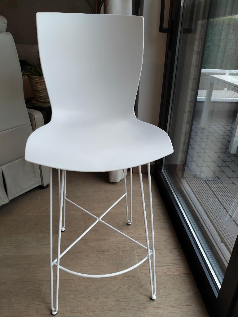 2 mooie witte krukken voor aan een keukeneiland, Ophalen, Zo goed als nieuw