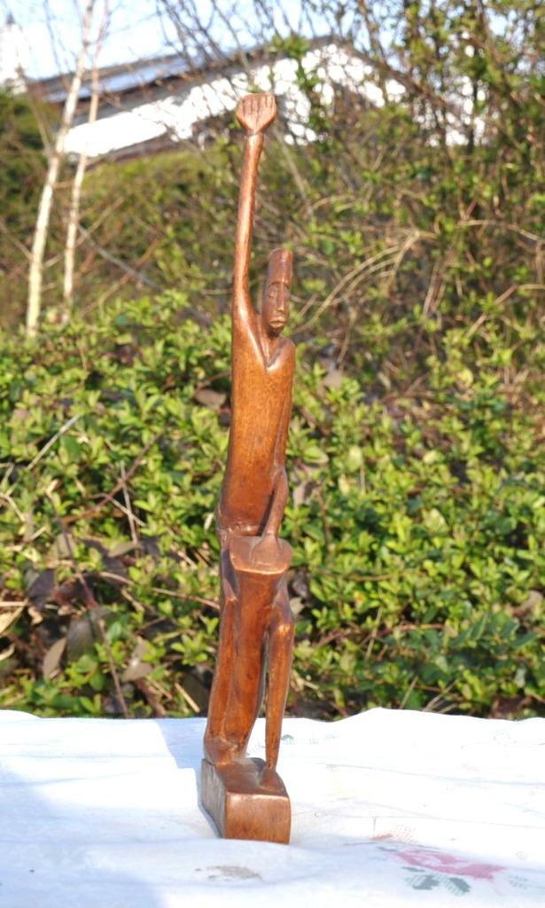 sculpture en bois africain joueur de tamtam, Enlèvement ou Envoi