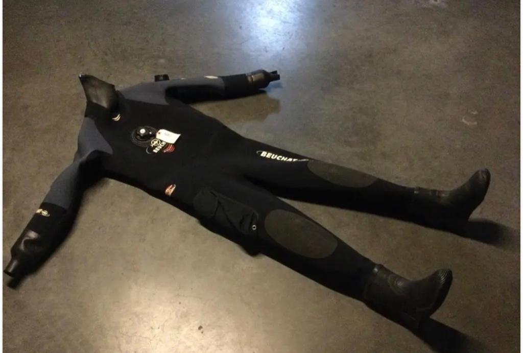 Uit Reststock : Beuchat 4mm Drysuit Man size M - Ecocheques, Watersport en Boten, Duiken, Ophalen of Verzenden, Nieuw, Duikpak