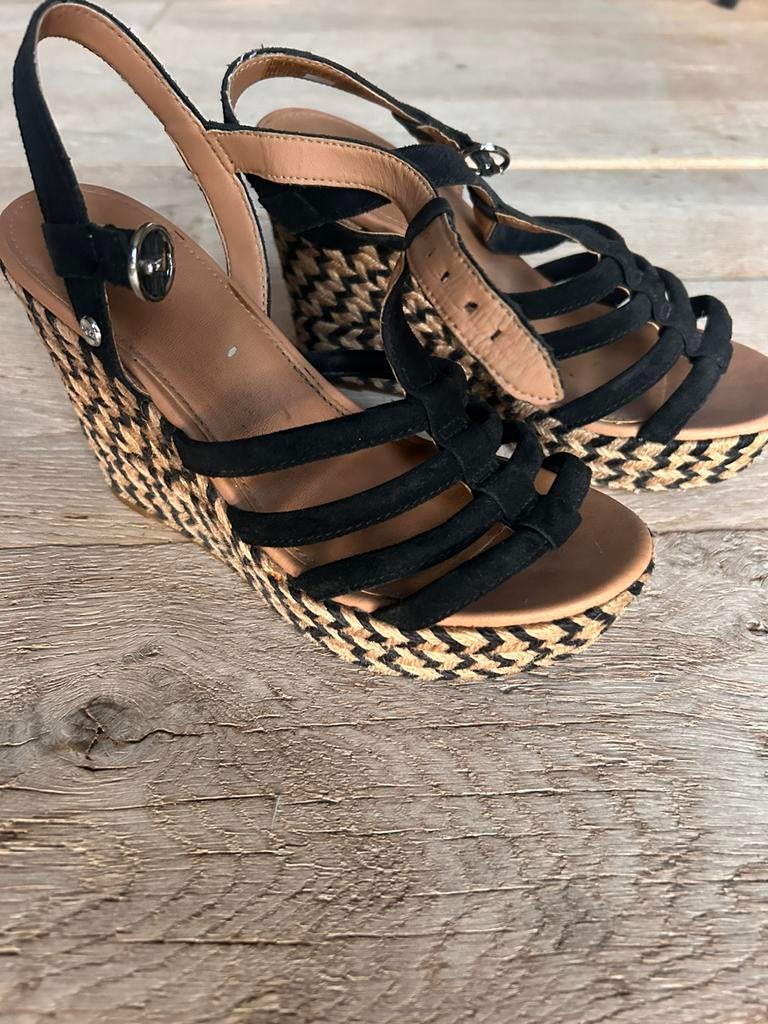 Sleehakken merk UGG nieuwe prijs!! 10 euro, Kleding | Dames, Ophalen, Zwart, Zo goed als nieuw, Schoenen met hoge hakken