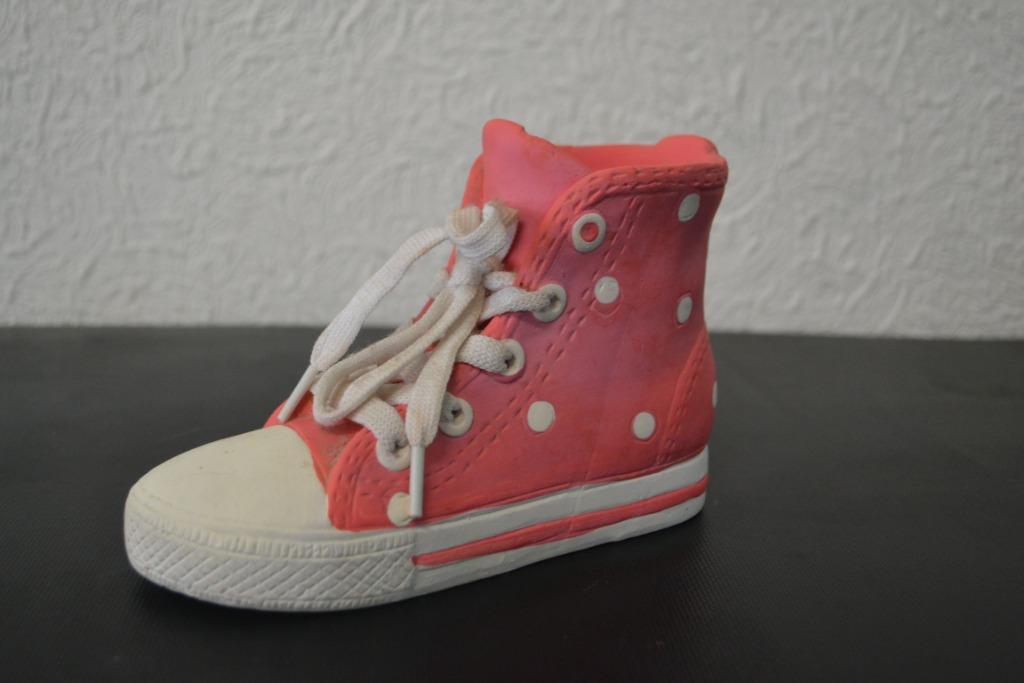 Spaarpot sneaker / basket, Verzamelen, Spaarpotten, Ophalen of Verzenden, Zo goed als nieuw, Steen, Aardewerk of Keramiek, Overige thema's