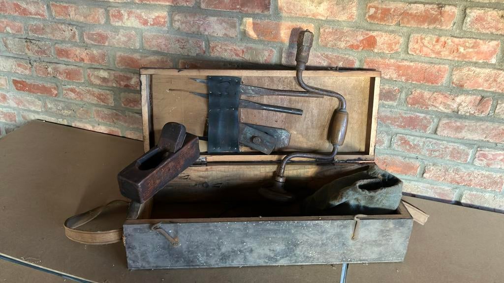 Antieke houtbewerking koffer met inhoud, Ophalen