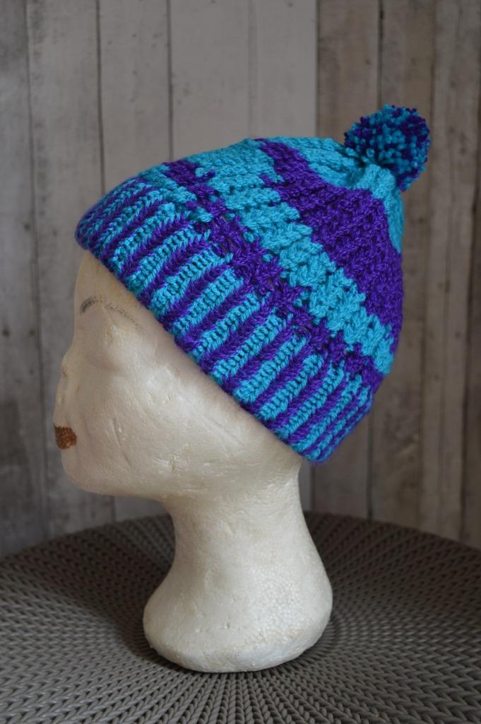 Handgebreide muts groen/paars en pompom op omtrek 42 cm, Handgemaakt, Enlèvement ou Envoi, Neuf, Bonnet