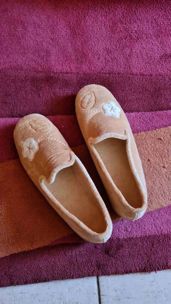 Nieuwe wintersloffen, Ophalen of Verzenden, Nieuw, Beige, Pantoffels of Sloffen
