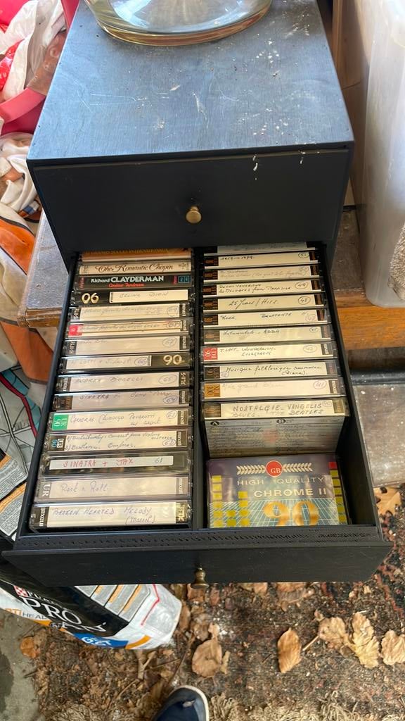 Lot de K7 audio enregistrées, Enlèvement ou Envoi, 26 cassettes audio ou plus, Pré-enregistrées, Avec boîte de rangement, étagère ou coffret