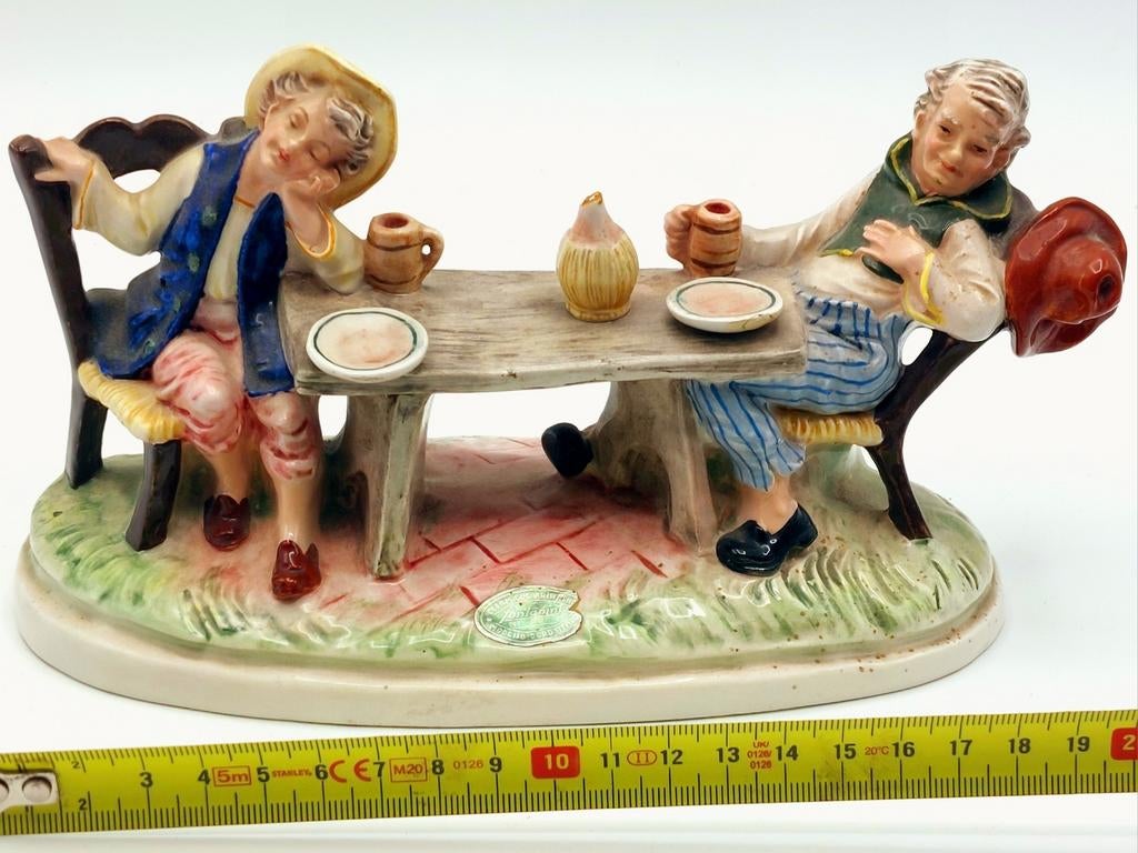 Porseleinen beeldje van twee mensen aan een tafel, Ophalen