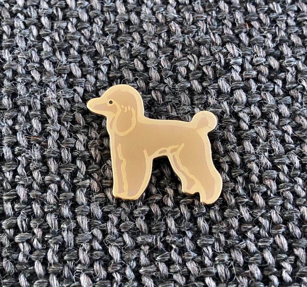 PIN - HOND - CHIEN - DOG - POEDEL, Verzenden, Gebruikt, Dier of Natuur, Speldje of Pin