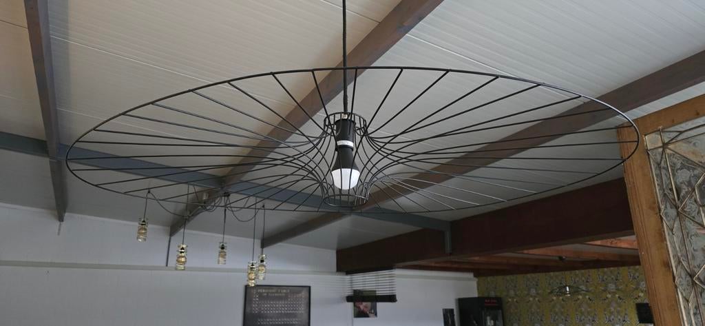 Grote metalen hanglamp, Ophalen