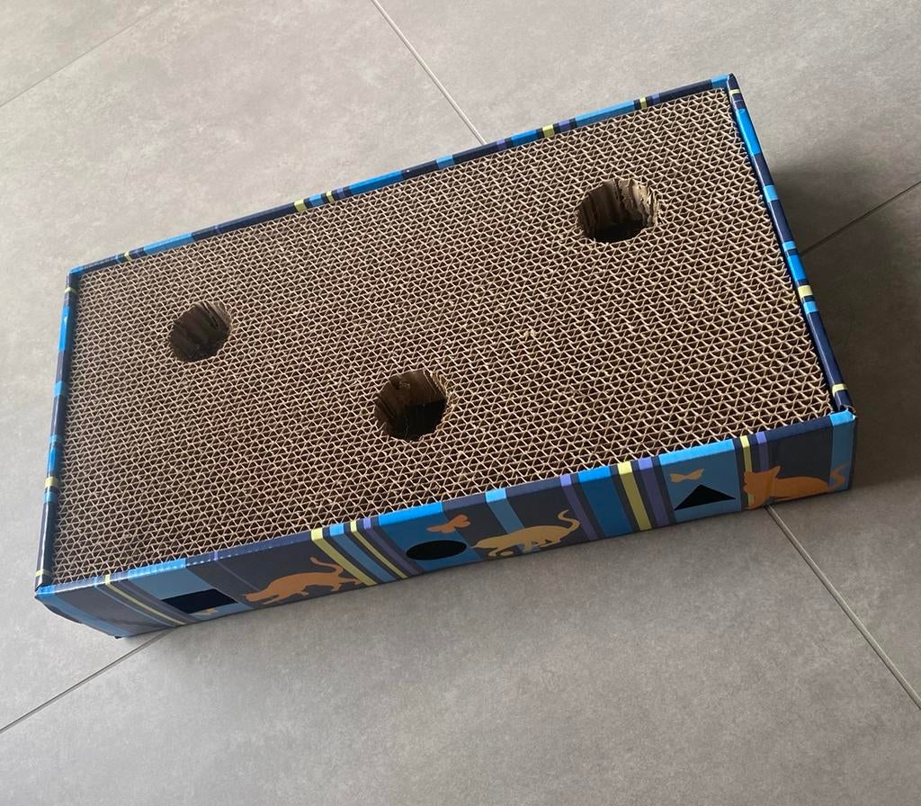 Krabkarton met speelgoed (45,5cm x 9cm), Dieren en Toebehoren, Kattenspeelgoed, Ophalen of Verzenden, Zo goed als nieuw, Intelligentiespeelgoed