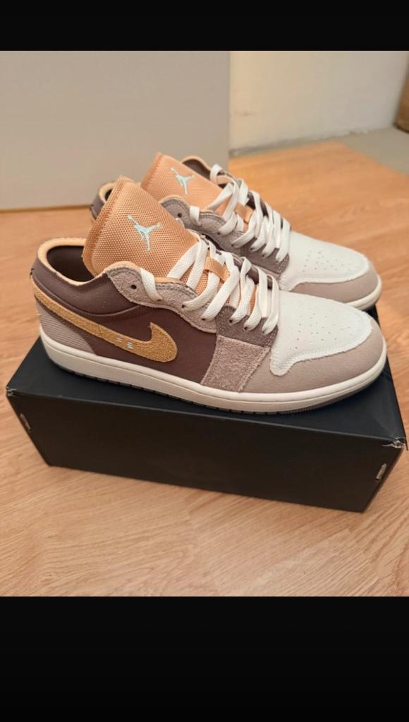 Jordan 1 Low SE Craft Taupe - Nieuw in doos - Maat 43, Kleding | Heren, Schoenen, Overige kleuren, Nieuw, Ophalen of Verzenden
