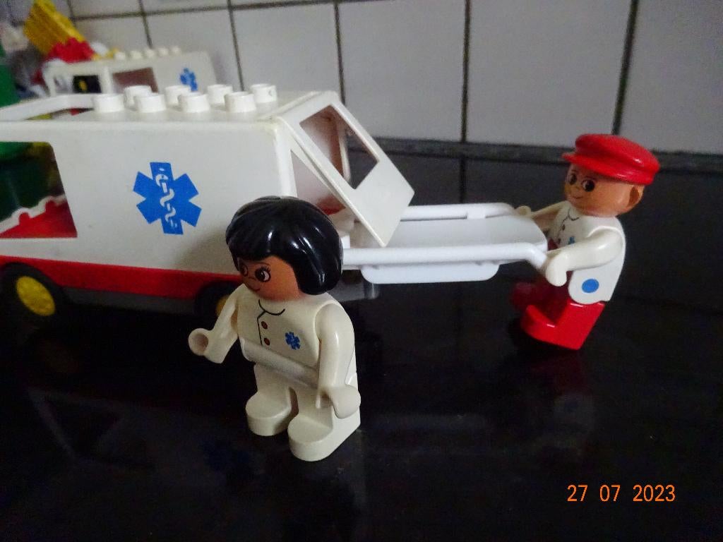 duplo, ziekenwagen met ambulancier en verpleegster*VINTAGE*, Enlèvement ou Envoi, Duplo
