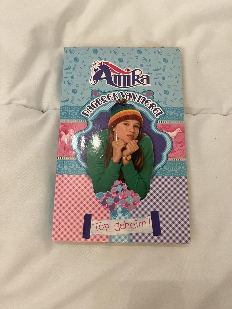 Amika boek, Boeken, Ophalen, Studio 100, Non-fictie, Zo goed als nieuw