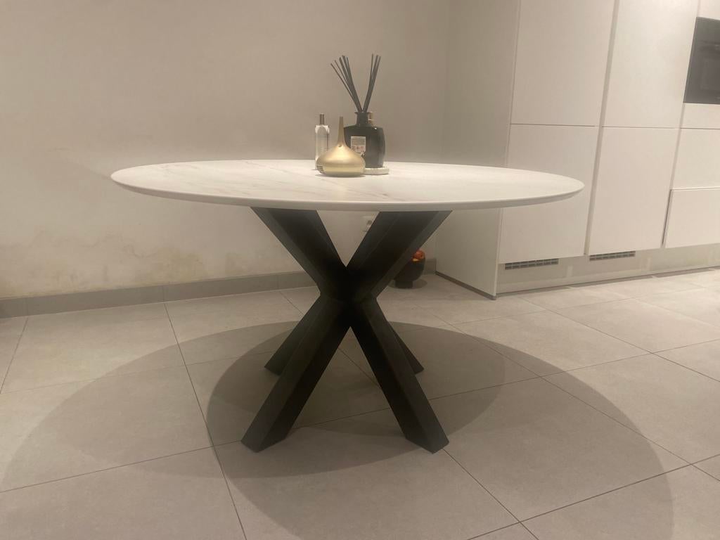 Table de salle à manger Dekton REM, Cinq personnes ou plus, Rond, Comme neuf, Enlèvement